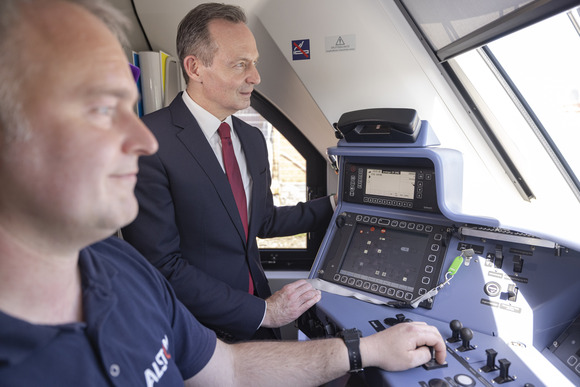 ZUKUNFTSPROJEKT: ÖFFENTLICHER PERSONENNAHVERKEHR MIT GRÜNEM WASSERSTOFF